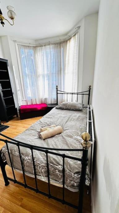 3 Bed House East London Home Ngoại thất bức ảnh